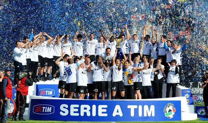 Inter Mailand ist Italienischer Meister - die Spieler jubeln  o0 Totale o0 Konfetti Konfettiregen Siegerfoto o0 Jubel Freude