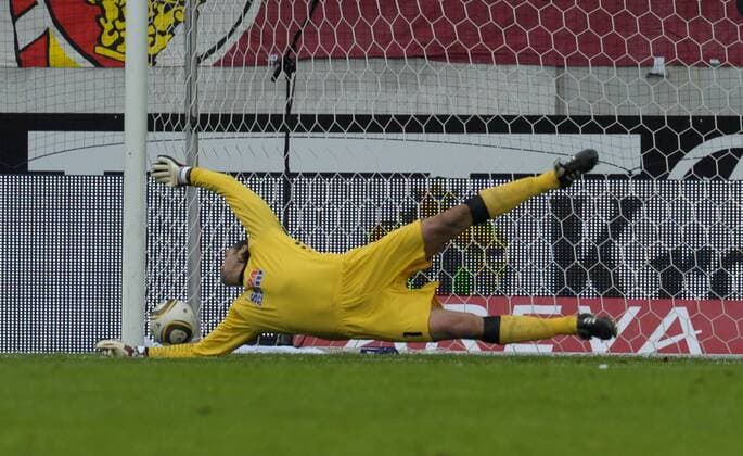 16.05.2010, Fussball Relegationsspiel zur 1.Bundesliga: Rückspiel in Augsburg: FC Augsburg - 1.FC Nürnberg, Torwart Simon Jentzsch (Augsburg) fliegt vergeblich dem Ball hinterher, er kann hier das Gegentor zum 0:1 nicht verhindern. o0 Tor