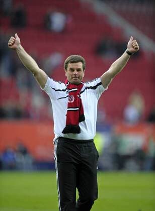16.05.2010, Fussball Relegationsspiel zur 1.Bundesliga: Rückspiel in Augsburg: FC Augsburg - 1.FC Nürnberg, Trainer Dieter Hecking (1.FC Nürnberg) bejubelt den Klassenerhalt o0 Jubel, Freude