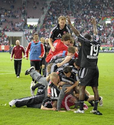 16.05.2010, Fussball Relegationsspiel zur 1.Bundesliga: Rückspiel in Augsburg: FC Augsburg - 1.FC Nürnberg, der 1. FC Nürnberg bejubelt den Klassenerhalt, Zeugwart Vogt (u., Nürnberg) muss daran glauben und wird von den Spielern unten begraben. o0 Jubel, Freude Betreuer