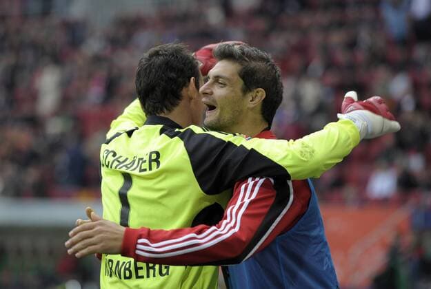 16.05.2010, Fussball Relegationsspiel zur 1.Bundesliga: Rückspiel in Augsburg: FC Augsburg - 1.FC Nürnberg, Torwart Raphael Schäfer (1.FC Nürnberg, li.) und Angelos Charisteas (1.FC Nürnberg) bejubeln den Klassenerhalt o0 Jubel, Freude