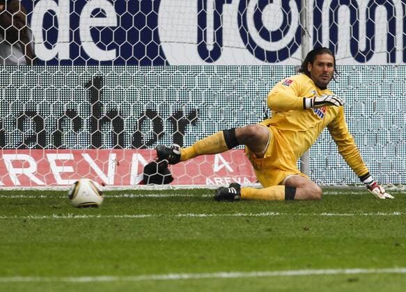 Simon JENTZSCH (Torwart, FC Augsburg) kassiert das 0:2 per Elfmeter, Fussball, Relegation 1. 2. BL, Rückspiel, 16.05.2010, 1.FC Nürnberg vs FC Augsburg o0 Tor