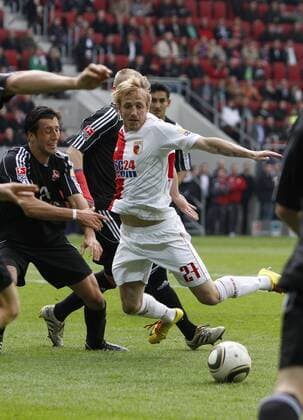 Michael THURK (FC Augsburg, Mitte), Dominic MAROH (1. FC Nürnberg, li.), Fussball, Relegation 1. 2. BL, Rückspiel, 16.05.2010, 1.FC Nürnberg vs FC Augsburg