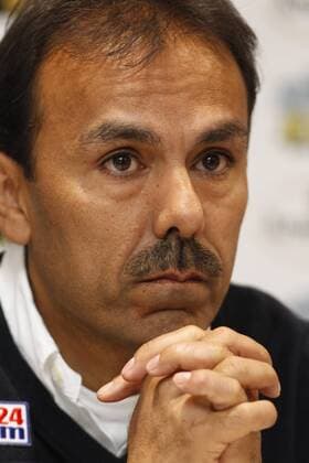 Trainer Jos LUHUKAY (FC Augsburg) enttäuscht auf der Pressekonferenz, Fussball, Relegation 1. 2. BL, Rückspiel, 16.05.2010, 1.FC Nuernberg vs FC Augsburg o0 Enttäuschung