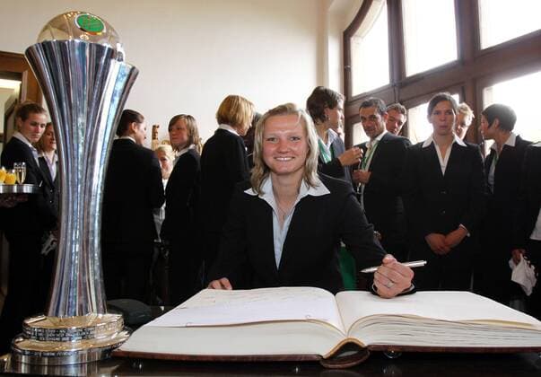 16.05.2010, Duisburg, Fussball, DFB-Pokalfinale Damen, FCR 2001 Duisburg feiert den Sieg im Duisburger Rathaus. Alexandra Popp (Duisburg) trägt sich in das goldene Buch der Stadt Duisburg ein. o0 Trophäe Objekte Einzelbild
