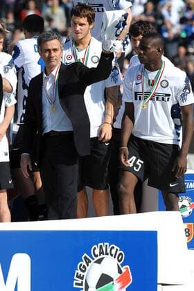 Trainer Jose MOURINHO, Mario BALOTELLI (re.) und Marko ARNAUTOVIC (hi.) - Inter Mailand feiert den Gewinn der italienischen Meisterschaft 16 5 2010 Serie A ANDREAXSTACCIOLI o0 Siegehrung o00 Scudetto
