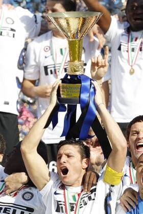 Siena 16 05 2010 - Serie A Inter Mailand feiert den Gewinn der italienischen Meisterschaft Javier Zanetti  o0 Objekte Pokal Trophäe Einzelbild o00 Scudetto