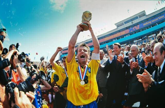 Carlos Dunga präsentiert den Pokal, Brasilien ist Weltmeister 1994 - Mitte, re.: US-Vizepräsident Al Gore Fußball WM Herren WM 1994, Länderspiel, Nationalteam, Nationaltrikot, Finale, Sieg, Weltmeister Einzelbild Los Angeles, LA, L.A. Glück, Freude, Begeisterung,