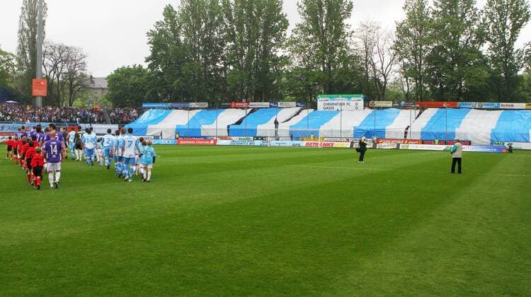 Chemnitz, 14.05.2010, Stadion an der Gellertstrasse, Fussball, Landespokal Sachsen, Finale , , Chemnitzer FC vs. FC Erzgebirge Aue 3:2 (1:1) , , Der Chemnitzer FC gewann den sächsischen Landespokal. Chemnitzer Fanchoreografie beim Einlauf der Teams. , , o0 Totale Choreographie Zuschauer Einmarsch, einlaufen, auflaufen