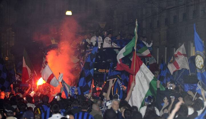 Inter players celebrate their winning in Piazza del Duomo, Milano - Milano 16 5 2010 - Serie A Champion 2009 2010 BIBI o0 Jubel Freude Scudetto Titale Zuschauer Fan bengalisches Feuer, Bengalfeuer Nacht Abend