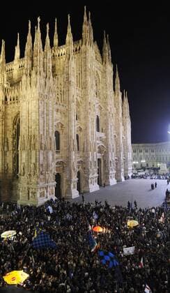 Inter fans celebrate the scudetto in piazza del Duomo, Milano 16 5 2010 - Serie A Champion 2009 2010 BIBI o0 Jubel Freude Scudetto Gebäude Objekte Dom Zuschauer Fan Totale Abend Nacht