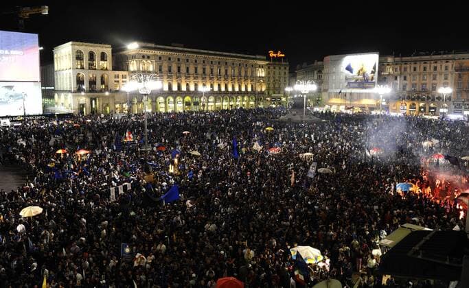 Inter fans celebrate the scudetto in piazza del Duomo, Milano 16 5 2010 - Serie A Champion 2009 2010 BIBI o0 Jubel Freude Scudetto Zuschauer Totale Abend Nacht