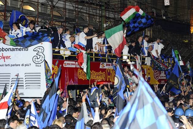 Inter players celebrate their winning of the serie A 2009 2010 in Piazza del Duomo, Milano - foto: Fans and Inter players celebrate  o0 Jubel Freude Scudetto Totale Zuschauer