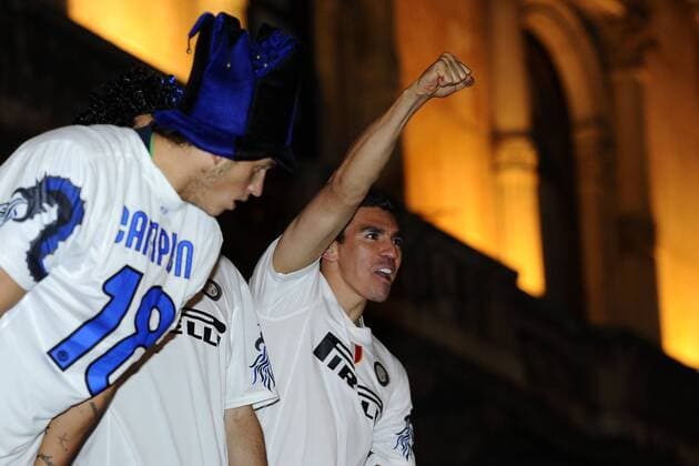 Inter players celebrate their winning of the serie A 2009 2010 in Piazza del Duomo, Milano - foto: Lucio (re.)  o0 Jubel Freude Scudetto