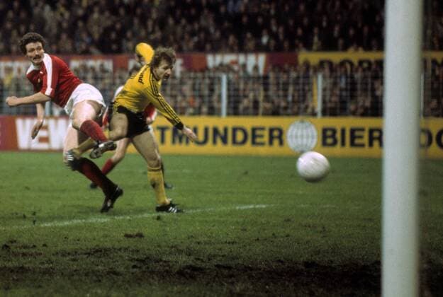 Gerd Zimmermann (Düsseldorf, li.) gegen Willi Lippens (BVB) - DEUTSCHSPRACHIGE SPORTZEITSCHRIFTEN UND -ZEITUNGEN NUR NACH RÜCKSPRACHE Fußball 1. BL Herren Saison 1976 1977, Borussia Dortmund - Fortuna Düsseldorf 1:2 Gruppe Dortmund Dynamik, Kampf,