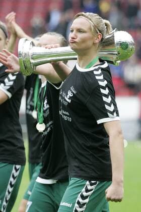 DFB-Pokal Finale, Sieger FCR 2001 Duisburg am 15.05.2010 in Köln, Alexandra Popp ( Duisburg ) posiert mit dem Pokal o0 Sieg Trophäe Objekte Pokal Freude o00 Mimik