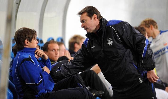 Relegationsspiel zur 2. Bundesliga, Fußball, FC Hansa Rostock - FC Ingolstadt 04, Rostock enttäuscht nach dem Abstieg, Trainer Marco Kostmann (r.) tröstet Kevin Pannewitz, 17.05. 2010,