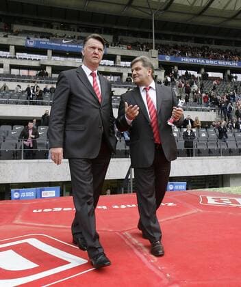 Louis van Gaal, Trainer Bayern, links, rechts Bayern-Pressesprecher Markus Hörwick , Hertha BSC Berlin - FC Bayern München