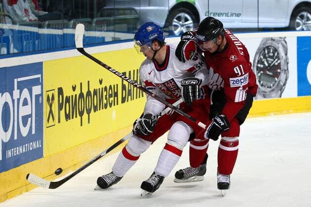 Eishockey-WM Kanada - Tschechien am 18.05.10 in Mannheim Ondrej Nemec ( Tschechien ), links - Steve Stamkos ( Kanada ), rechts