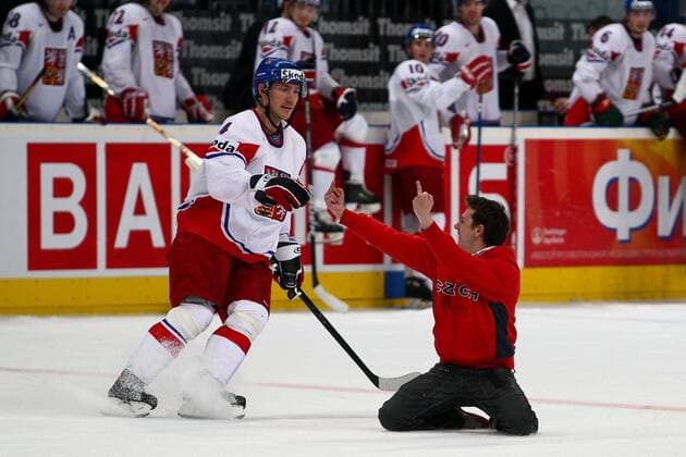 Eishockey-WM Kanada - Tschechien am 18.05.10 in Mannheim Ein auf dem Eis befindlicher tschechischer Fan zeigt der kanadischen Bank nach Spielende den Mittelfinger o0 Störer Gestik Störenfried Stinkefinger obszön Beleidigung beleidigen Provokation provozieren