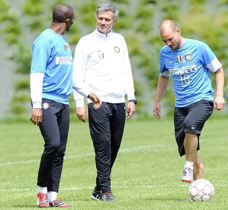Training Inter Mailand: Trainer Jose Mourinho (Mitte) neben Samuel Eto o (li.) und Wesley Sneijder  o0 Etoo