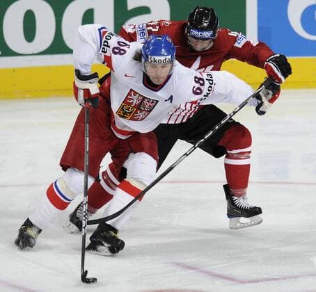 Czech Jaromir Jagr (L) with Rich Peverlay of Canada during World Cup game in Group F, Mannheim, Germany, May 18, 2010. (CTKxPhoto RadekxPetrasek)  CTKPhoto58201005180894501