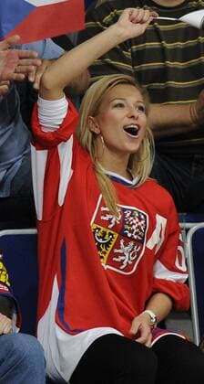 Girlfriend of Jaromir Jagr Ina Puhajkova celebrates progress into quarterfinal among Czech icehockey fans after the World Cup game Canada vs Czech Republic in Group F, Mannheim, Germany, May 18, 2010. (CTKxPhoto RadekxPetrasek)  CTKPhoto56201005180981601 o0 Partnerin, Frau, Freundin, Lebensgefährtin o00 Familie privat