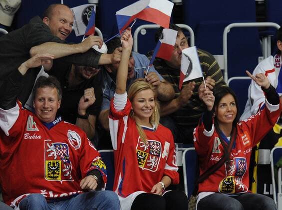 Girlfriend of Jaromir Jagr Ina Puhajkova (C) celebrates progress into quarterfinal among Czech icehockey fans after the World Cup game Canada vs Czech Republic in Group F, Mannheim, Germany, May 18, 2010. (CTKxPhoto RadekxPetrasek)  CTKPhoto57201005180976801 o0 Fan, Eishockeyfan, Publikum totale Partnerin, Frau, Freundin, Lebensgefährtin o00 Familie privat