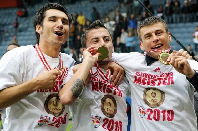 FUSSBALL - BL, GRAZ,AUSTRIA,13.MAI.10 - FUSSBALL - tipp3 Bundesliga powered by T-Mobile, RB Red Bull Salzburg, Meisterfeier. Bild zeigt v.li. den Jubel von Nikola Pokrivac, Admir Vladavic und Milan Dudic (RBS). Keywords: Medaille.  o0 Objekt Jubel Freude