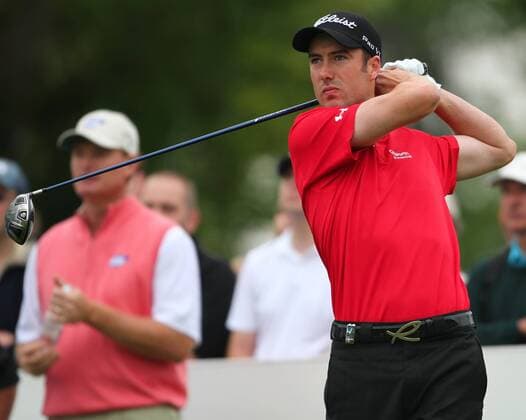 20 05 2010. England s Ross Fisher tees off at the first hole of the first round of the PGA as South Africa s Ernie Els (L) watches in the background. BMW PGA Championship at Wentworth Golf Club, Surrey. xColinxReadx  ActionPlus11043447 Content restricted for UK based newspaper