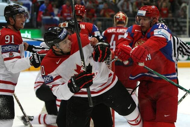 Eishockey-WM Russland - Kanada am 20.05.10 in Köln John Tavares ( Kanada ), links - Alexei Tereshchenko ( Russland ), rechts