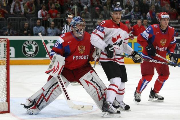 Eishockey-WM Russland - Kanada am 20.05.10 in Köln Semyon Varlamov ( Russland ), links - Rene Bourque ( Kanada ), mitte - Dmitri Kulikov ( Russland ), rechts