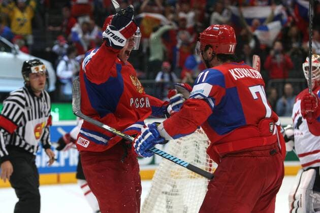 Eishockey-WM Russland - Kanada am 20.05.10 in Köln Torjubel Russland zum 3:0, u.a. Ilya Kovalchuk (re.) o0 Jubel, Freude