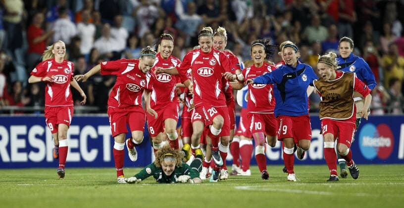 IMAGO Iconic Moments, Fußball - Frauen Finale, Olympique Lyon (blau) - 1. FFC Turbine Potsdam (rot), Jubel bei den Spielerinnen von 1. FFC Turbine Potsdam, Torhüterin Anna Felicitas Sarholz mit Diver o0 Freude