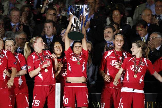 IMAGO Iconic Moments, Fußball - Frauen Finale, Olympique Lyon (blau) - 1. FFC Turbine Potsdam (rot), v.li.: Jennifer Zietz, Corina Schröder, Yuki Nagasato, Fatmire Bajramaj mit Pokal, Carolin Schiewe und Marie-Louise Bagehorn o0 Freude Pokal Trophäe Objekte Siegerehrung
