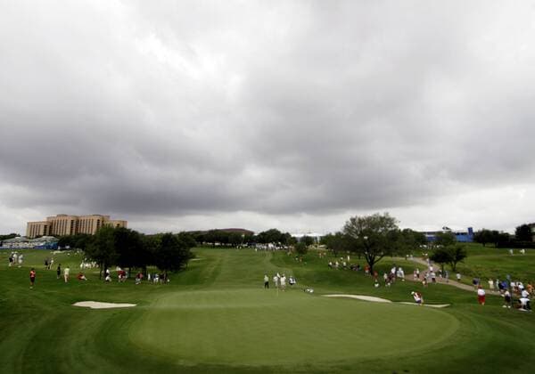 Play was halted 10:47am because of weather during the first round of the HP Byron Nelson Championship played at TPC Las Colinas at the Four Season Resort in Irving, TX. Icon1005200021 o0 Wetter Wetterverhältnisse Unterbrechung EDITORIAL USE ONLY