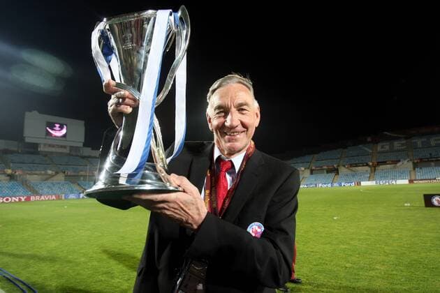 Olympique Lyon - 1. FFC Turbine Potsdam, Coach Bernd Schroeder (Potsdam) celebrates victory with Trophy, xMaltexChristiansx o0 Pokal Trophäe Objekte