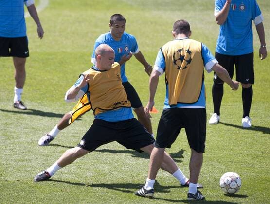 Esteban Cambiasso (L) of FC Inter Milan lunges forward as he takes part in the Champions League training session UEFA Champions League Final Training - 21st May, 2010 EDITORIAL USE ONLY. No use with unauthorised audio, video, data, fixture lists, club league logos or live services. Online in-match use limited to 120 images, no video emulation. No use in betting, games or single club league player publications.