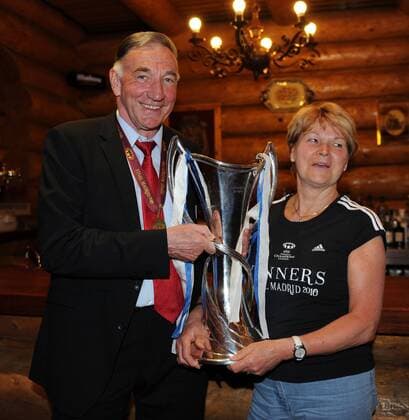 Champions League Sieger 1. FFC Turbine Potsdam feiert den Europapokalsieg im Restaurant Halifax in Madrid - Trainer Bernd Schröder (l.), Frau Ulrike und Champions-League-Pokal, 21.05. 2010,