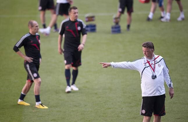 Coach Louis Van Gaal (R) points towards Arjen Robben (L) and Ivica Olic during the training session at the Santiago Bernabeu ahead of Saturday s Champions League Final UEFA Champions League Final Training UEFA Champions League Final Training - Bayern Munich FC 21st May, 2010 EDITORIAL USE ONLY. No use with unauthorised audio, video, data, fixture lists, club league logos or live services. Online in-match use limited to 120 images, no video emulation. No use in betting, games or single club league player publications.