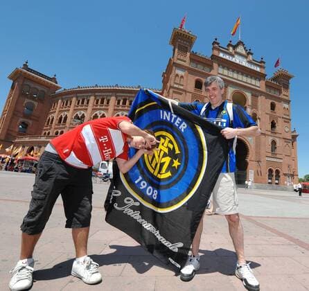 Auf dem Plaza de toros Madrid 22 5 2010 treffen vor dem Champions League Finale FC Bayern München und Inter Mailand Fans aufeinander - ANDREAXSTACCIOLI o0 Fahne, Vereinsfahne, Vereinsfahnen, Objekte, Fan, Publikum,
