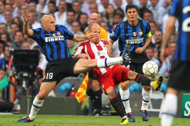 Arjen ROBBEN (Bayern, R) gegen Esteban Matias CAMBIASSO (Inter, L) und Javier ZANETTI (Inter) FC Bayern Muenchen - Inter Mailand
