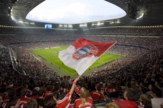 FUSSBALL CHAMPIONS LEAGUE SAISON 2009 2010 Public Viewing in der Allianz Arena in München, FC Bayern München, o0 Fahne, Fanfahne, Objekte, Zuschauerperspektive, Fan, Fußballfan, Publikum totale