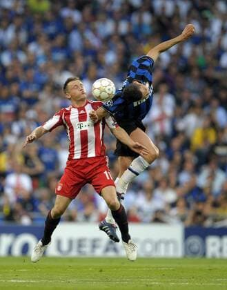 22.05.2010, Fussball UEFA Championsleague-Finale 2010, FC Bayern München - Inter Mailand, im Bernabeu-Stadion Madrid. Lucio (re, Inter Mailand) gegen Ivica Olic (Bayern München).