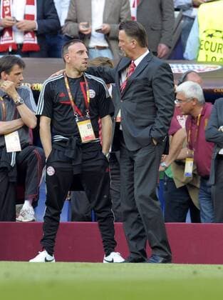 22.05.2010, Fussball UEFA Championsleague-Finale 2010, FC Bayern München - Inter Mailand, im Bernabeu-Stadion Madrid. Trainer Louis van Gaal (re, Bayern) tröstet Franck Ribery (Bayern) am Spielfeldrand.