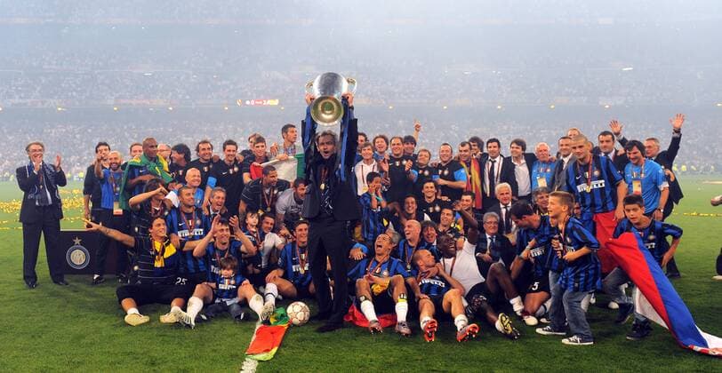 Trainer Jose Mourinho (Inter Mailand) präsentiert die Trophäe für den Champions League Sieg 2010, dahinter, vorne ab 2.v.li.: Walter Samuel, Diego Milito, Thiago Motta, Javier Zanetti, Ivan Cordoba, Esteban Cambiasso, Julio Cesar (dahinter), Wesley Sneijder und Mario Balotelli, Dejan Stankovic und Christian Chivu (re. stehend) sowie Präsident Massimo Maratti (li.)- EDITORIAL USE ONLY. No use with unauthorised audio, video, data, fixture lists, club league logos or live services. Online in-match use limited to 120 images, no video emulation. No use in betting, games or single club league player publications. o0 Sieg Europapokalsieg Freude Jubel Pokal Objekte Totale Siegerfoto