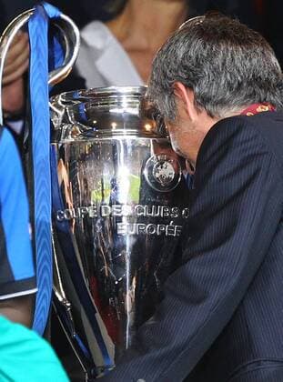 Jose MOURINHO, Inter Trainer, legt die Stirn an den Pokal bei der Siegerehrung - FC Bayern Muenchen vs. Inter Mailand, Champions League FINALE, Madrid 22.05.2010 o0 Europapokalsieg Sieg, Sieger, Freude Pokal Objekte