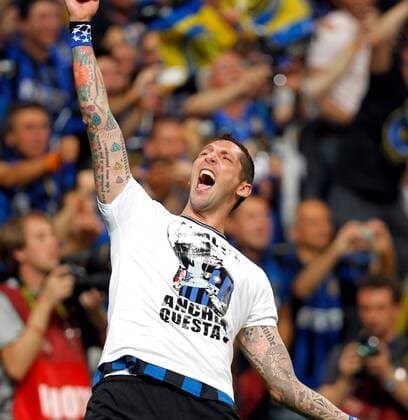 Madrid, Champions League Finale, FC Bayern Muenchen (rot) vs Inter Mailand (blau). Bild zeigt den Jubel von Marco Materazzi (Inter). Keywords: Tattoo.  o0 Europapokalsieg Feier Sieg, Sieger, Jubel Freude Tattoo, Tätowierung, tätowiert, Arm