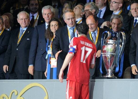CHAMPIONS LEAGUE FINALE SAISON 2009 2010 FC Bayern Muenchen - Inter Mailand 22.05.2010 ENTTAEUSCHUNG Mark van Bommel (FCB) neben dem POKAL  o0 Verlierer Niederlage Trophäe Objekte