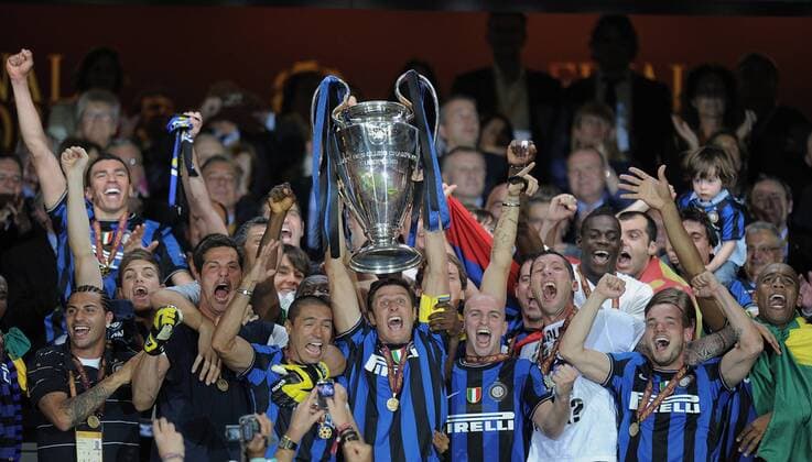 CHAMPIONS LEAGUE FINALE SAISON 2009 2010 FC Bayern Muenchen - Inter Mailand 22.05.2010 JUBEL Inter; Julio Cesar, Ivan Ramiro Cordoba, Javier Zanetti mit Champions League Pokal, Esteban Matias Cambiasso, Marco Materazzi und Wesley Sneijder (v.li.)  o0 Freude
